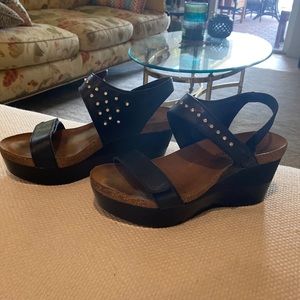 Naot Wedge Sandals Blk Leather Rhinestone